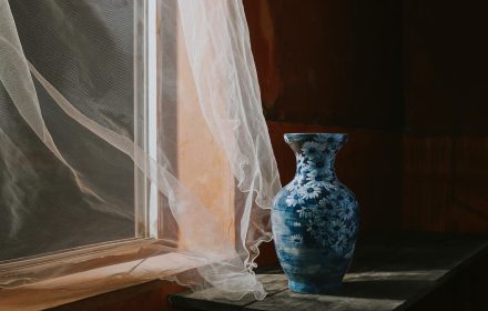 屋子里看漫花色彩运用示意，暖黄色调为主的室内场景，花卉颜色鲜艳与背景形成对比，画面层次丰富